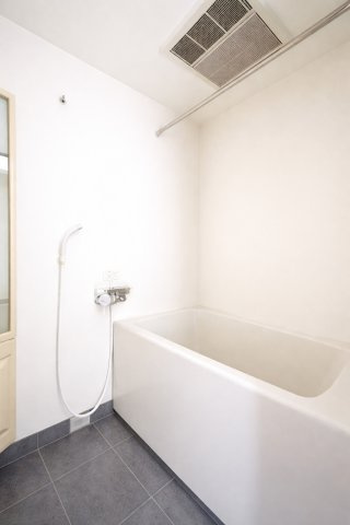 ◆モダンデザインの空間が気持ちよさを高めてくれるバスルーム。すっきりとした清潔感の中に都会的なセンスが感じられ、心身をリフレッシュできる寛ぎを深めてくれるスペースです。