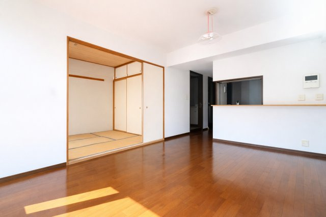 ◆ご家族の会話がはずむ、開放的なＬＤＫです。休日はお陽さまの光をたっぷりととりこめるぽかぽかリビングで過ごしませんか？
