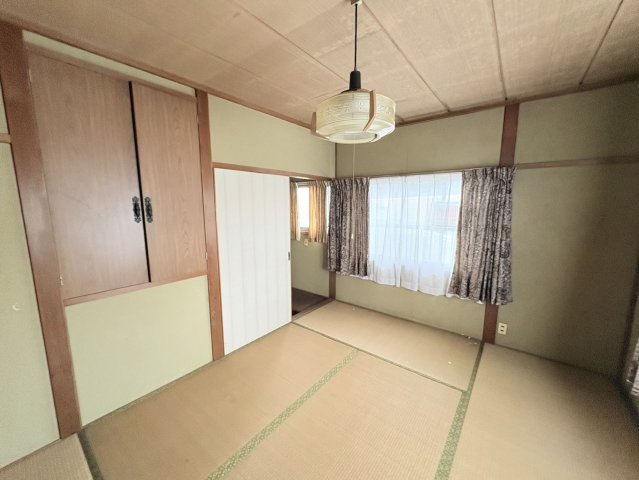 落ち着いた雰囲気の和室は、客間や寝室として使いやすい空間。収納スペースも備わっており、布団や季節物の整理にも便利。収納が各所に点在しているため、家族それぞれの荷物を分散して管理できる点も魅力です。