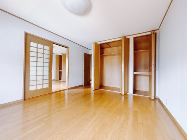 広い寝室ならインテリアも自由自在にお楽しみいただけます♪お外から帰ってきた後は寝室でゆっくり自分の時間をお過ごしください。