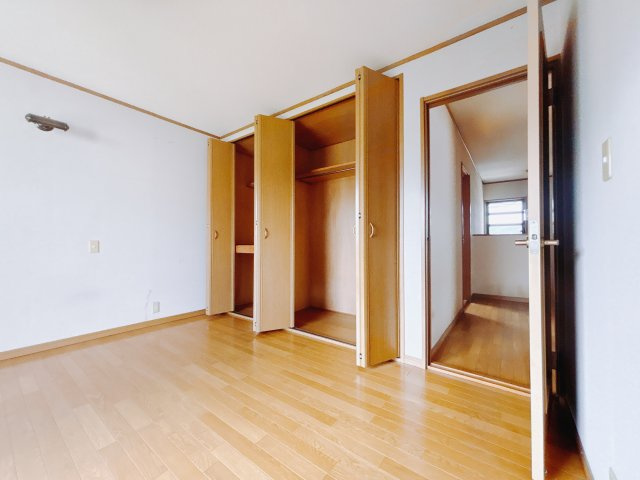 ダブルベッドを置いても充分な広さを2Ｆのお部屋に設けております。お子様と家族みんなで寝るのも夢じゃありません♪窓からは光が差し込むので日中でも明るいお部屋です。