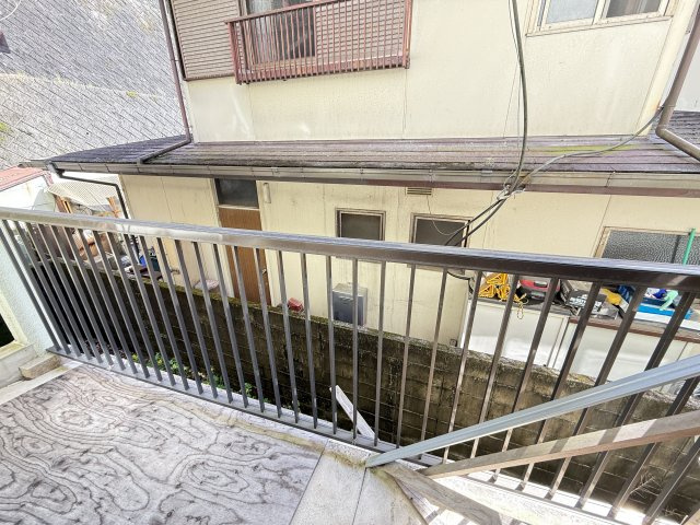 キッチン横に設けられたバルコニーは外へすぐ出られる動線が魅力。洗濯物干しはもちろんゴミの一時置きや換気スペースとしても活用できます。整えることで使い勝手も向上し、日常生活や作業時にも重宝する屋外空間。