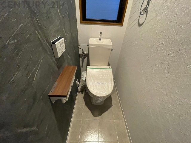 温水洗浄便座付トイレは温水洗浄機能により、暖かい水でおしりを洗浄することができ、冷たい水を使う従来の便座に比べ、温水洗浄機能で暖かいトイレを提供し、快適な使用を可能にします。