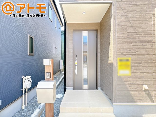 落ち着いた色合いの玄関はダブルロックで防犯性に優れた仕様になっています♪