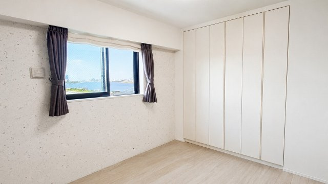 【洋室約6.0帖】　どんな家具にも相性の良いフローリング。お部屋もすっきりと広く見せてくれます。