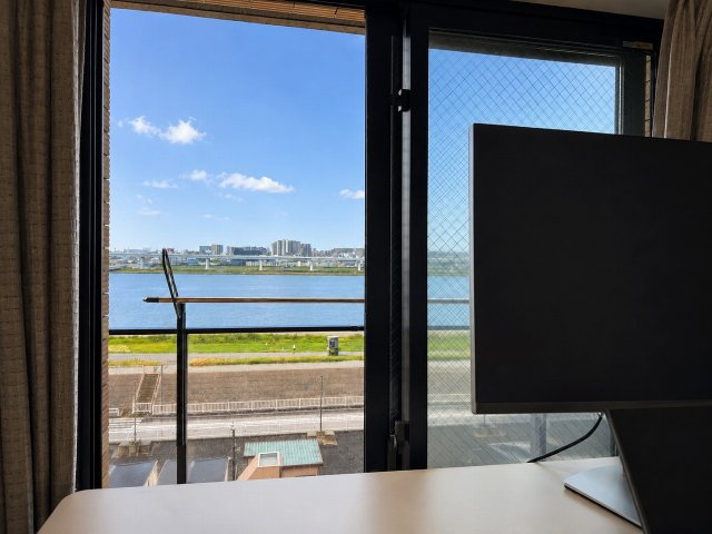 【洋室からの眺望】　お部屋にいながら川の景色を満喫できます