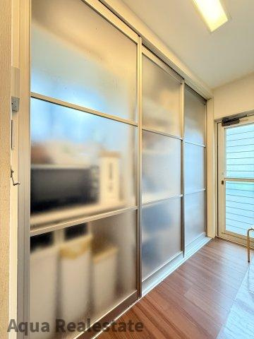 キッチン背面の収納スペースです