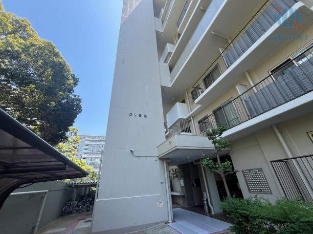 【共用エントランス】　建物入口周りはすっきりと整えられており、管理の行き届いた清潔感のあるエントランスです。