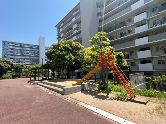 【敷地内公園】　マンション敷地内には小さな公園があり、お子様が安心して遊べます。