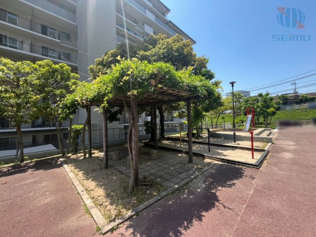 【敷地内公園】　公園の近くには休憩スペースもあり、お子様が遊んでいる様子を安心して見守れます。