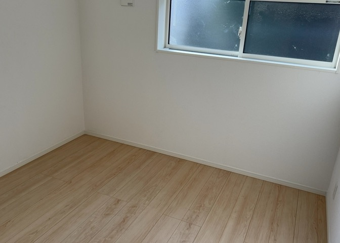 洋室のメリットは重い家具が置きやすく、身の回りが整理しやすいことです。　床がフローリングのため畳とは異なり凹みにくいです。　クローゼットなど収納が豊富で、普段使わない旅行カバンや服の整頓も簡単にです。