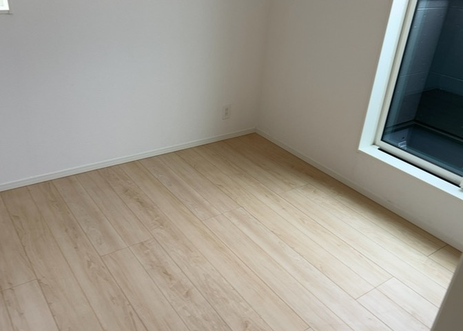 寝室でゆっくりと過ごすためにはベッド周りの適度な空間を担保することや窓の位置、照明の明るさ、寝室の広さなどを考える必要があります。自身や家族の構成とライフスタイルに併せて寝室にする部屋を選びましょう！