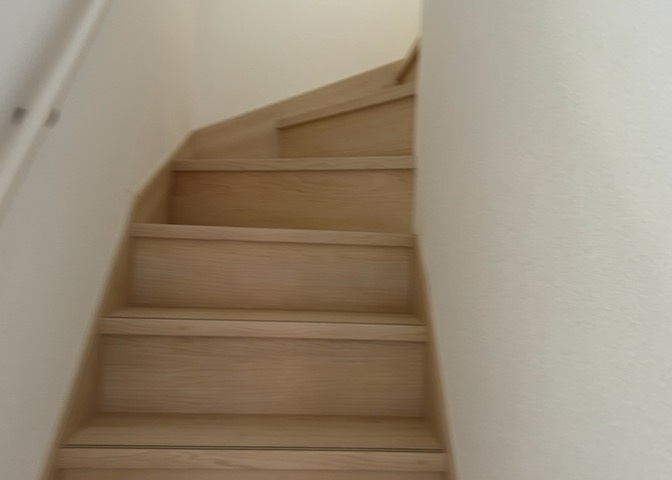 建物の上下階の通路である階段は、その位置によって動線や室内の印象が大きく左右されます。手摺にも重要な役割があり、転倒の防止・歩行や動作を円滑にして日常生活を支えることを主な目的として設置されています。
