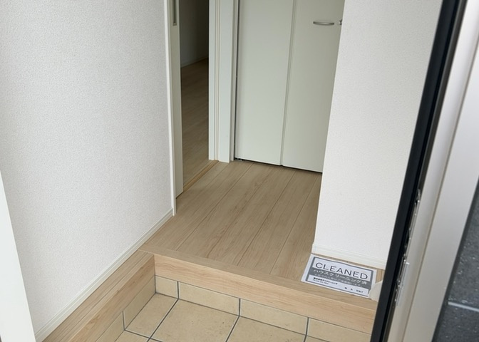 玄関は家の顔でもあり、家族以外の目にも止まる場所です。玄関は外との間を仕切る扉、靴などをしまっておく収納スペース、靴脱ぎのたたきスペース、来客とのやり取りをするドアホンなど複数のアイテムからなります。