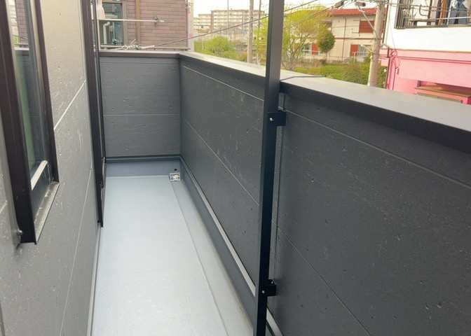 バルコニーは、室外の専用スペースのうち、「屋根がなく開放された空間」であるものを指します。ベランダより広いタイプのものが多く、日当たりもよいため家庭菜園などを楽しみたい人にとって適した環境となります。