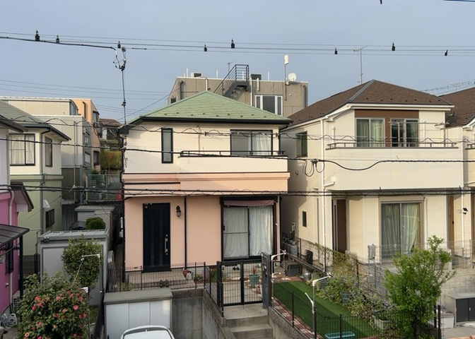 眺望を気にして物件を探す場合、前面に建物が建っていないか現地で確認しましょう！前面に建物があると景色はもちろん、日当たりや風通しにも影響が出てきます。住んだ時のことを想像しながら現地見学をしましょう。