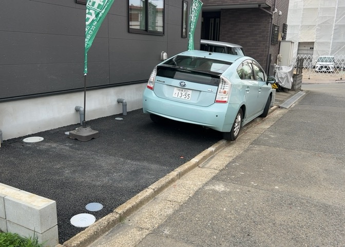 駐車場と明記されていても、最小スペースでつくられた駐車場だと大型車は駐車できなかったり、出入りしにくくなったりする可能性があります。お車のサイズと購入したい物件の駐車場のサイズを現地で確認しましょう。