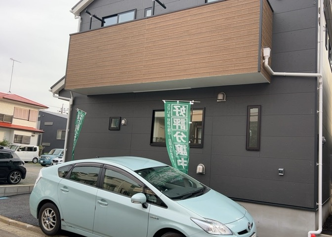 住宅用の土地では前面道路に2m以上接していなければならないと法律で定められています。しかし、お持ちの車のサイズやライフスタイルなどにより、2mでは利便が悪い場合もございますので、事前に確認しましょう。