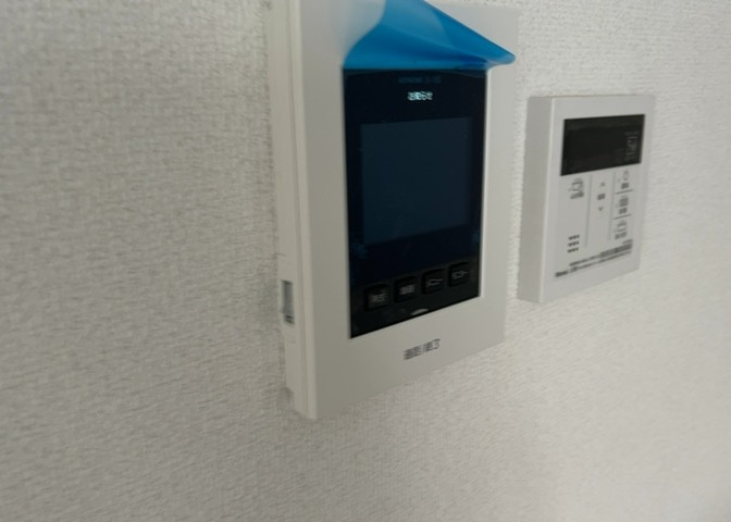 モニターで来訪者を確認して、目的が分からない場合はインターホンを通じて室内から会話することができます。怪しいと感じた場合はインターホン越しにお帰りいただくことができるので、直接会うことがなく安全です。