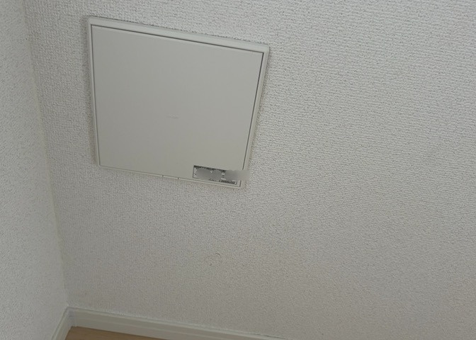 1日中建物内の換気が行われるように設計された仕組みです。気密性の高い住宅は、家に籠った空気でシックハウス症候群になる可能性がありますが、24時間換気システムであれば計画的な換気で対策が可能です。