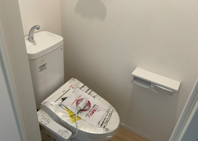 トイレは大きさや形、機能、抗菌性などが異なる多種多彩なタイプが各メーカーから出ています。それぞれに良さがあるため、事前にどういったタイプのトイレがいいのかをご家庭内で決めて、内見に行くといいでしょう。