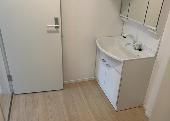 多くの戸建て住宅で見かける洗面脱衣所は、洗面台と洗濯機が2畳ほどのスペースに並べられていて、洗面所が脱衣所を兼ね備えている間取りが一般的です。お客様が利用することもある、パブリックな空間でもあります。