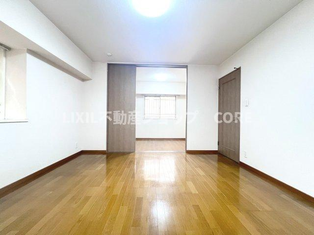 床材や建具は家具にも合わせやすい落ち着いた色合いになっております。