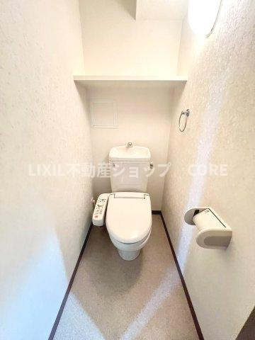 見た目もスッキリとしたデザインのトイレには温水洗浄暖房便座付き。