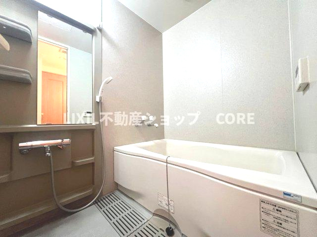ご家族との憩いの場として、一日の疲れを癒す場として、ゆったりと足を伸ばしてくつろげる浴室。