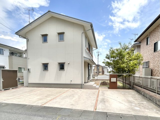 ■外観｜外壁のアクセントカラーがシックな外観です。シンプルなデザインでありながらも「個性」を損なわず、お客様一人ひとりの暮らし方にフィットします。