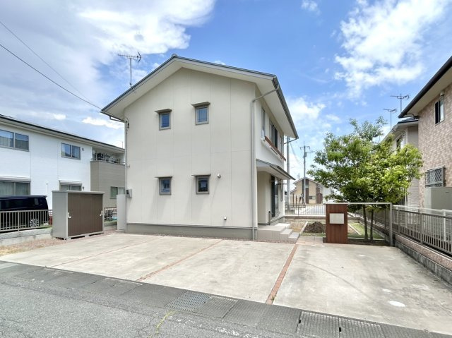 ■外観｜窓の配置や、爽やかな白ベースの外観が清潔感をもたらします。まっさらなキャンバスのような家にこだわりを彩って…始めよう、あなただけの豊かな暮らし(　＾＾　)