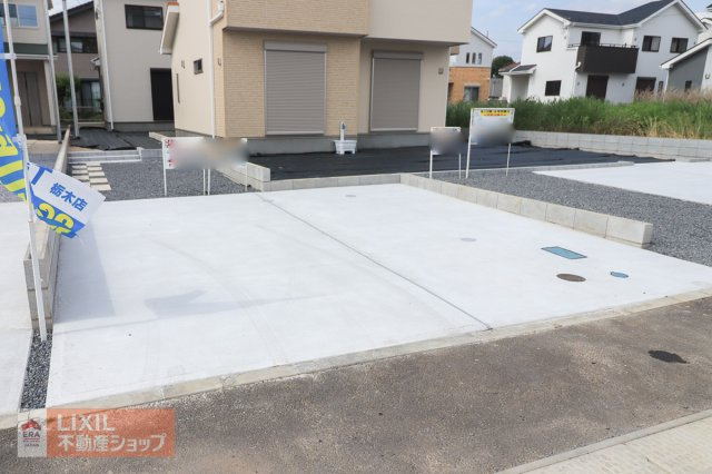 ゆったりとした駐車スペースです。実際のお車の車種とあわせて現地でご確認ください。