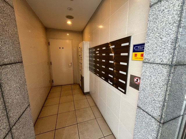 エントランス付近に設置されている集合ポストは、住んでいる部屋と離れているため、ポストをあさるなど誰かに何かされていても被害に気づきにくいです。入居する時には他人に特定されにくい番号で鍵をかけましょう！