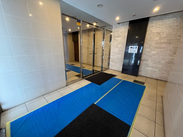 共用部分は、一棟の建物に住む区分所有者全員が共同で所有するとし、共用部分の管理、補修などは、区分所有者で形成される管理組合が行います。個人の判断で勝手に変更することはできませんので覚えておきましょう。