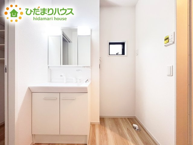 三面鏡は自分では見えにくいところまで見ることができるので、身だしなみを整える際などにはとても便利です(*^^*)