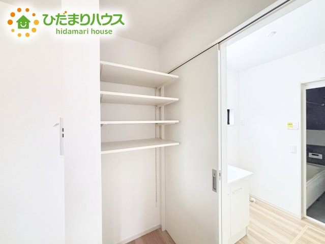 洗面所の収納棚はタオルや肌着類などの収納に便利です！！