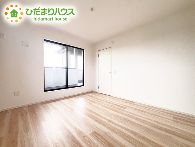 バルコニーに面していて、たっぷり光りの入る明るい主寝室です！