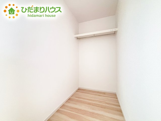 衣類だけでなく、キャリーバッグや衣類ボックスの収納も容易となる大型サイズで設計されたウォークインクローゼット。