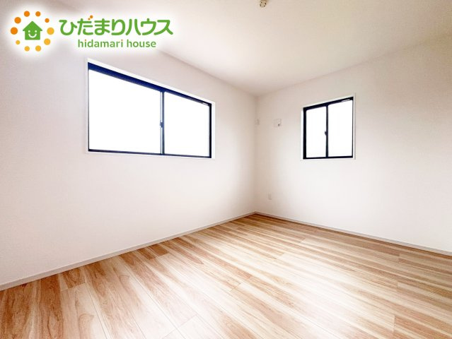 子ども室に好適なお部屋。2方向の窓で、こもりがちな空気の入れ替えもバッチリ！収納付きで余分な家具を置かずに済み、お部屋の用途をシンプルにできます♪