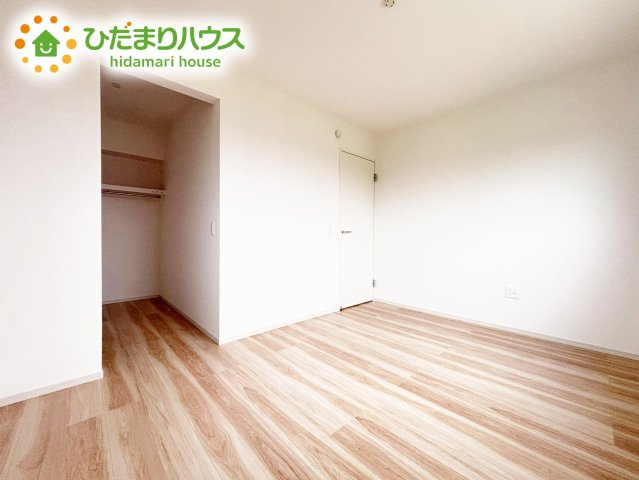 木目のフローリングが暖かみのある室内に。明るい寝室で心地のいい朝を迎えられそう。