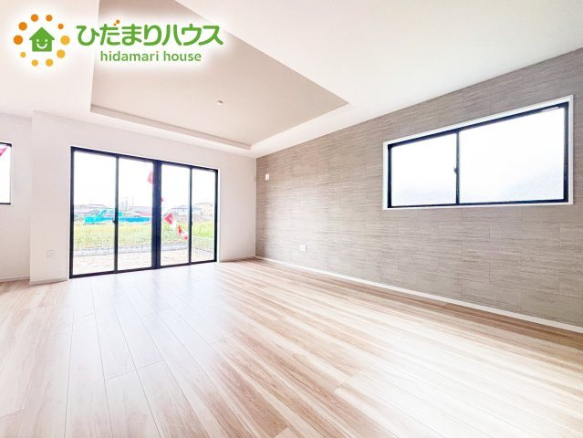 リビングの大きい窓からの光が入って開放的なレイアウト。明るい色の床なのでどんな家具にもマッチします☆彡