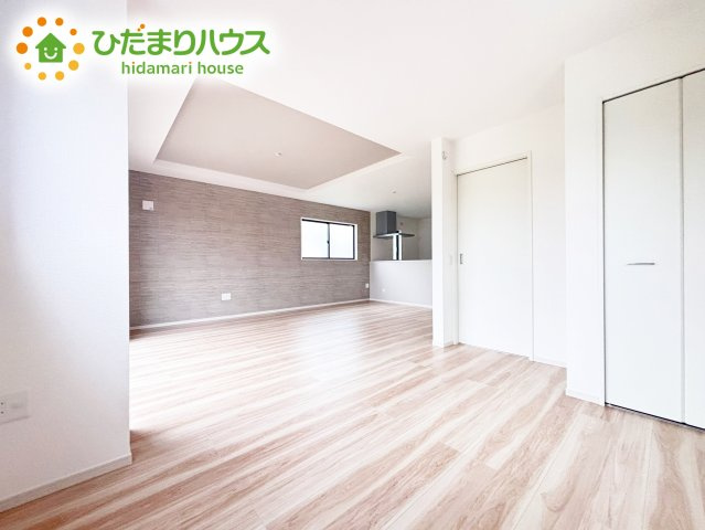 みんなが集い、食事と楽しい会話が始まる。話に夢中になりすぎて、ついつい時を忘れてしまう。そんな束の間の幸せを感じさせてくれる場所。