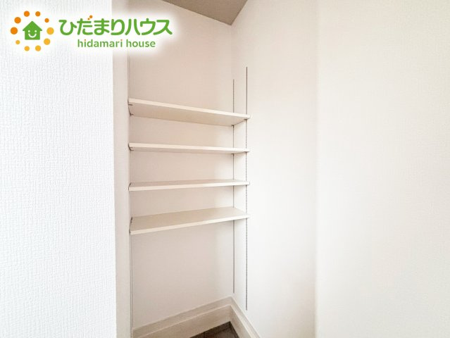 靴で溢れかえっていた玄関も、大きなシューズボックスと、玄関横のクロークでスッキリ解決！玄関は「その家の顔」とお考えの方にオススメの広さです。