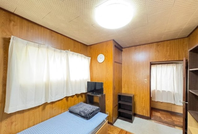 木目調の内装が温かみを感じさせる洋室です。2面採光により明るさと風通しを確保しており、心地よい住空間となっています。収納スペースも確保されており、お部屋をすっきり使いやすい点も魅力となっています。