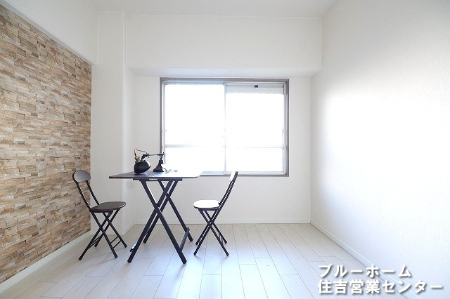 約5.2帖の洋室です！お部屋には収納や窓があります！