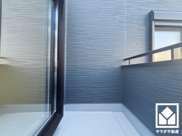 東側バルコニーのため、朝日が気持ちよく入り爽やかな一日を始められます。奥行きがございますので、お洗濯物もたっぷりと干す事ができます。