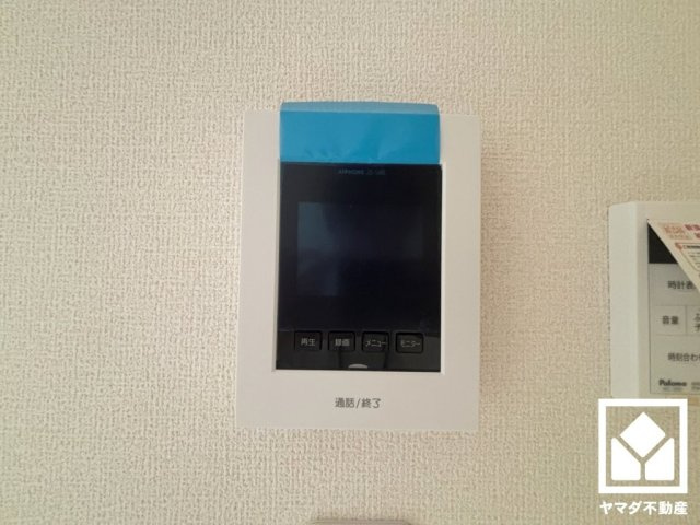 突然の来訪時にも防犯面で心強いモニター付きインターホンを設置。お留守番中のお子様も、室内からスムーズに相手の確認ができます。