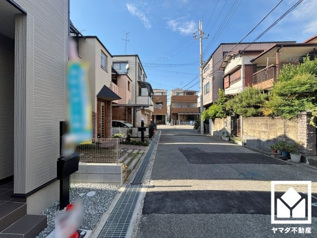 前面道路幅員約5.7mとゆったりとした広さがあるのでファミリーカー等の車の出入りも楽にできます。