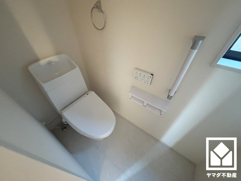 トイレが1階と2階にあるので、朝の忙しい時間帯も混雑を避けられます。温水洗浄便座付きで、季節を問わずいつでも温かい便座をお使いいただけます。