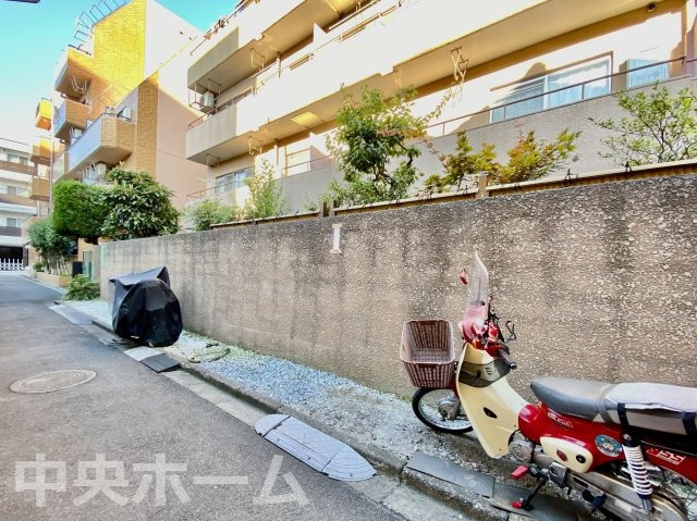 【バイク置場】最新の空き状況や費用などの詳細は担当スタッフまでお問い合わせください。